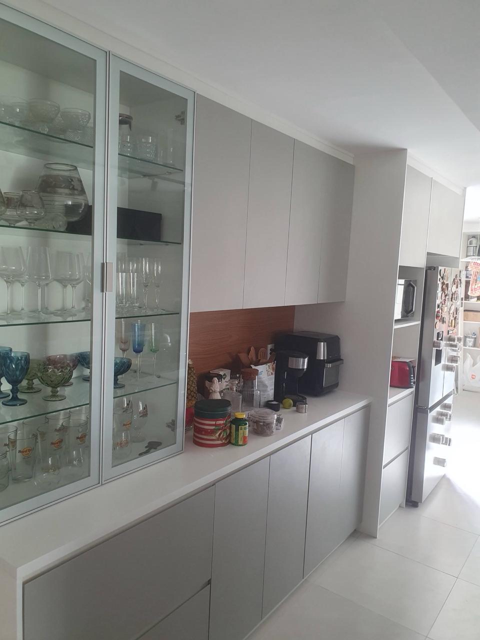 Cozinha planejada com cristaleira
