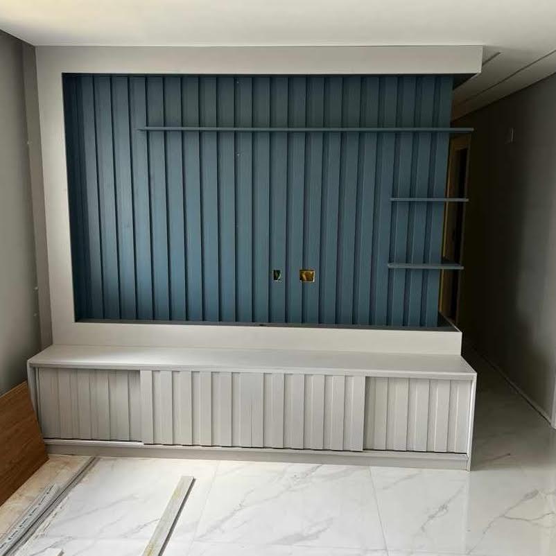 Painel ripado com rack planejado