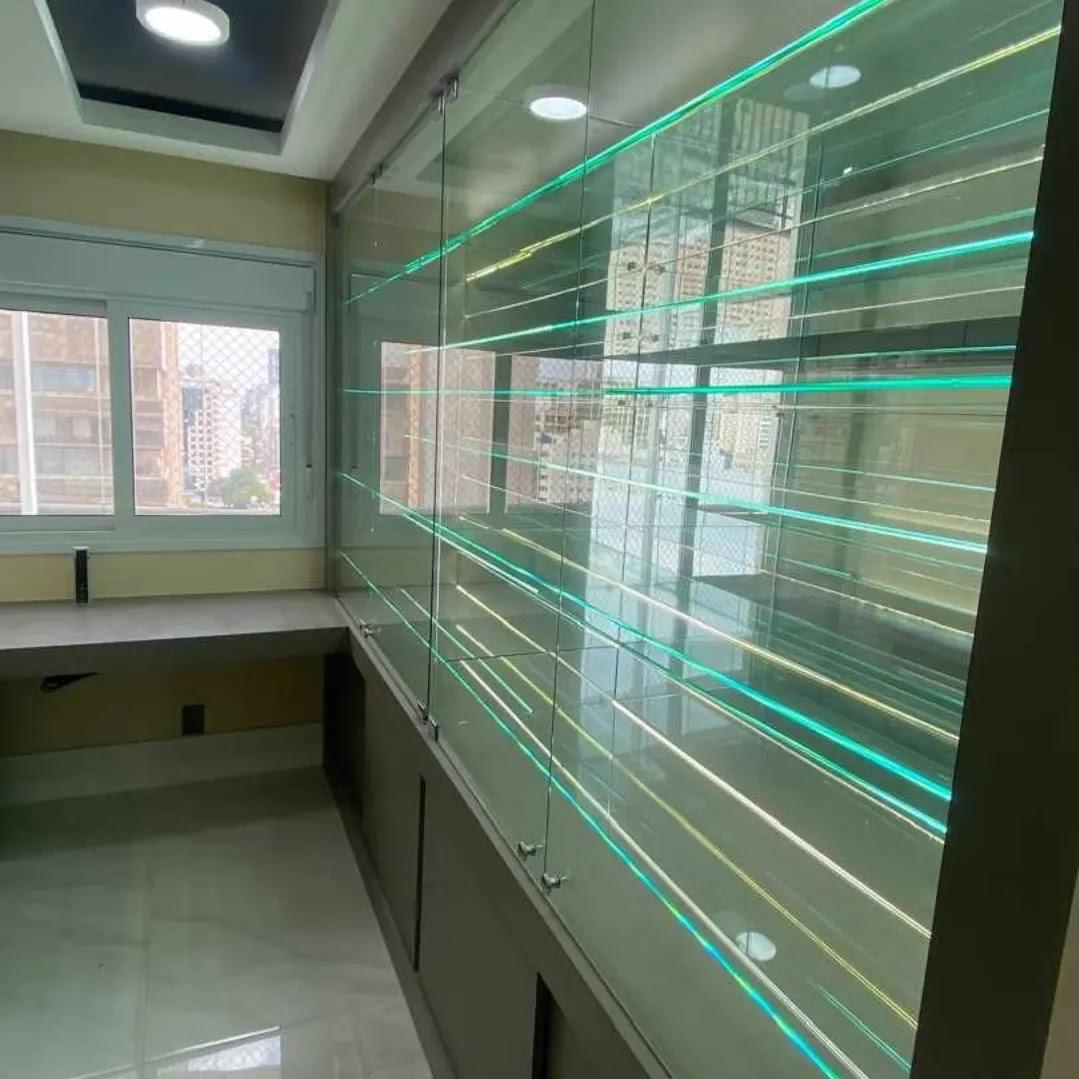 Adega de vidro com LED